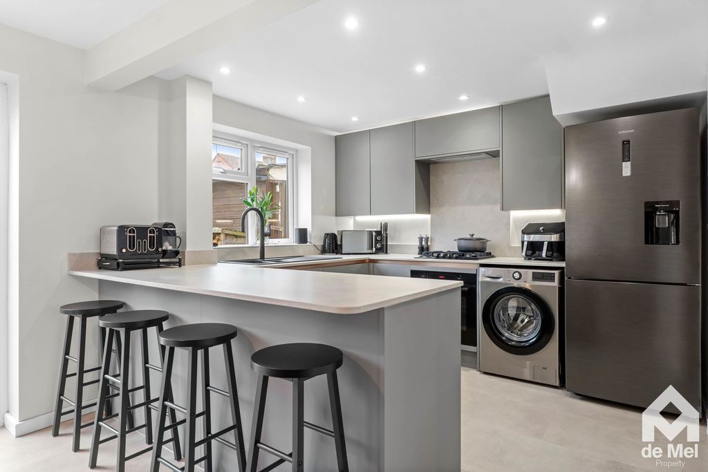 Property photo 1 of 13 Photo 7