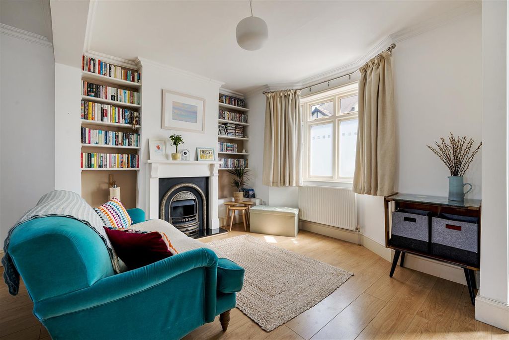 Property photo 2 of 31 Trevelyan Road E15