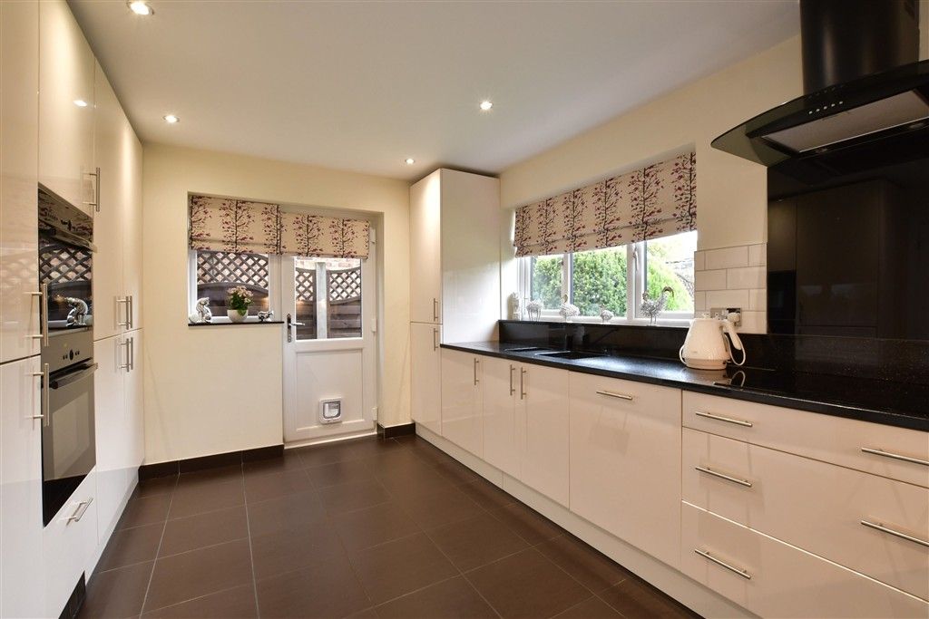 Property photo 3 of 17 Kitchen/Breakfast Room