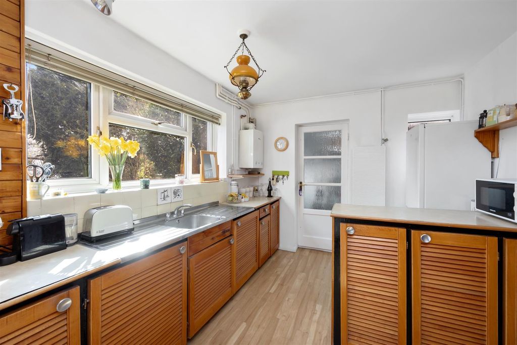 Property photo 3 of 25 Kitchen