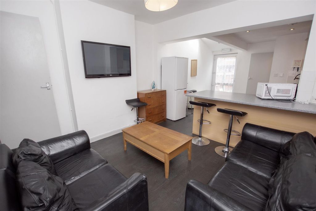 Property photo 1 of 7 Approach