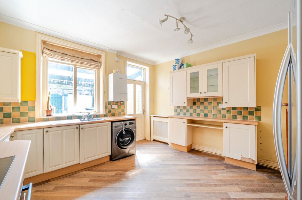 Property photo 3 of 16 Ewemove Harrogate Kitchen Diner