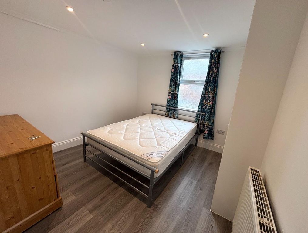 Property photo 2 of 5 Room 5.Jpeg