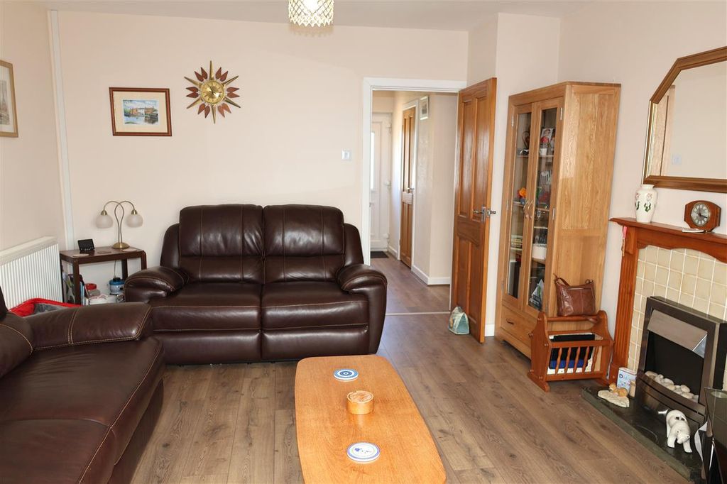 Property photo 3 of 11 Lounge