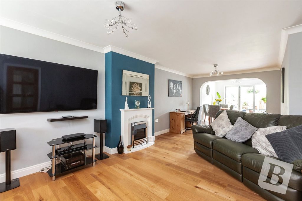 Property photo 3 of 18 Living Room