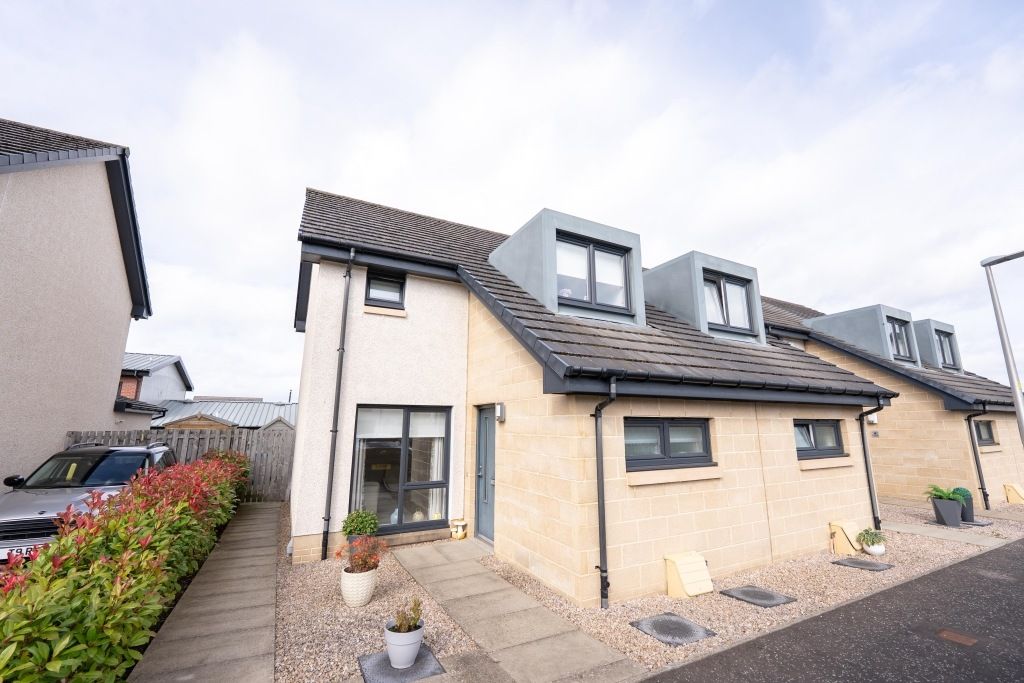 Property photo 1 of 19 End Terrace For Sale