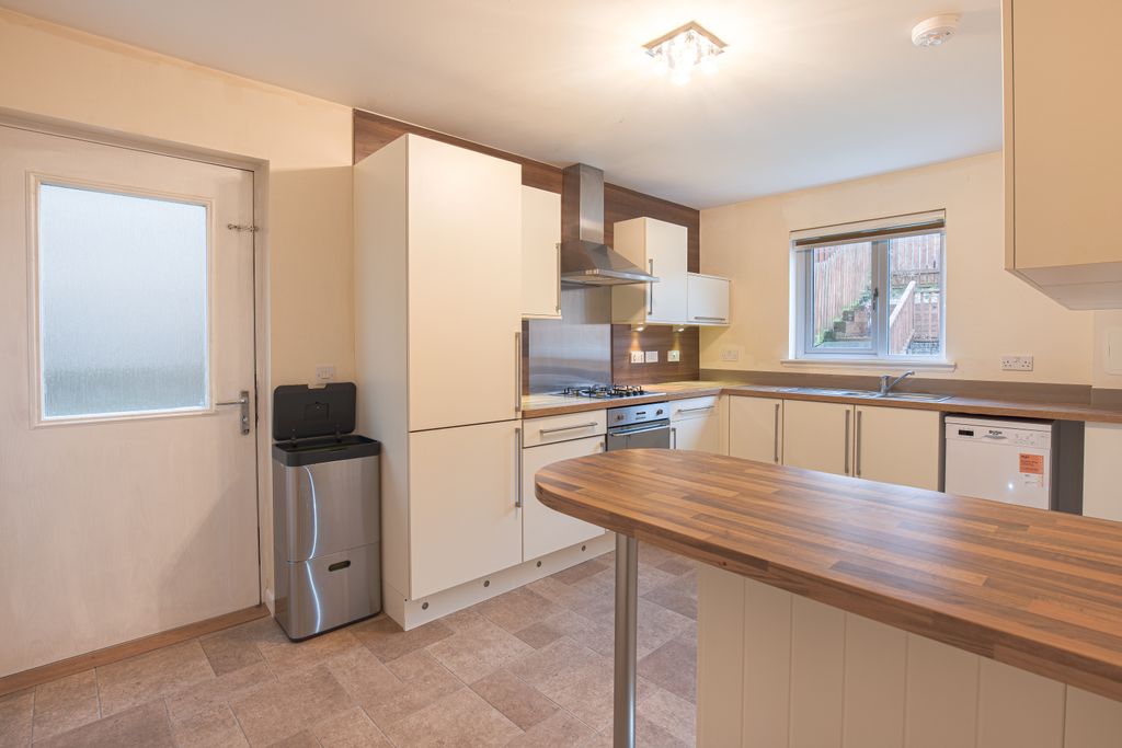 Property photo 2 of 17 Kitchenangle1