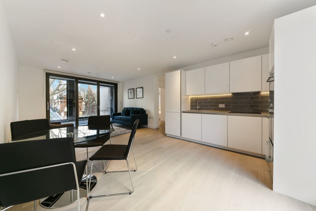 Property photo 3 of 9 Dining Area - Gatsby