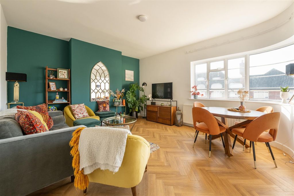 Property photo 1 of 29 Woodford Road, E18