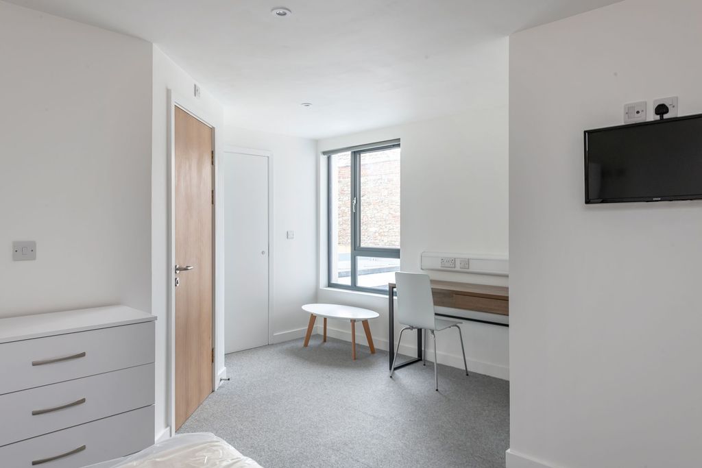 Property photo 1 of 5 Bright And Modern Single Bedroom Featuring A Large...