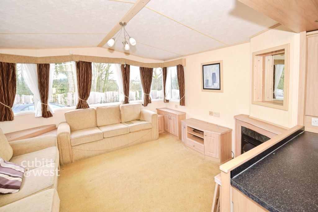 Property photo 2 of 9 Lounge