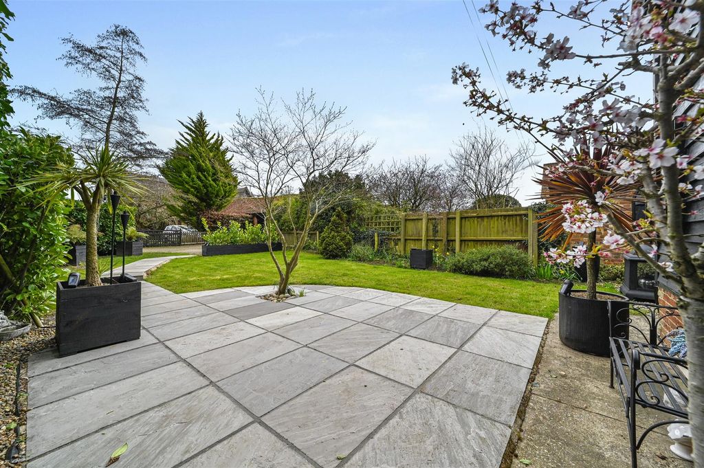 Property photo 3 of 24 Garden