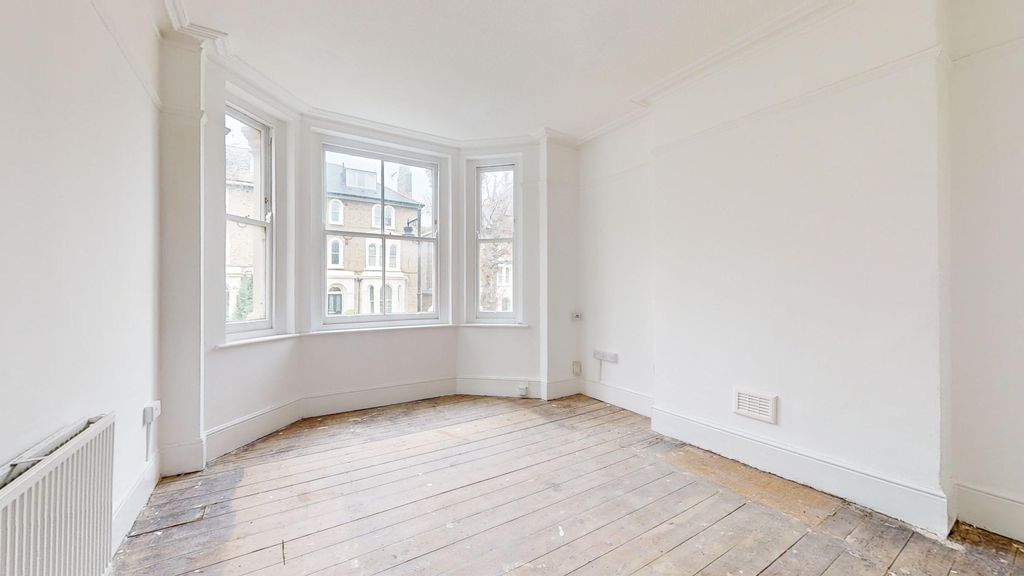Property photo 3 of 12 Flat 3, 28 Cathcart Hill, Tufnell Park, London, N19 5Qn