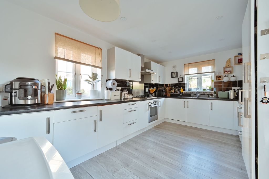 Property photo 2 of 23