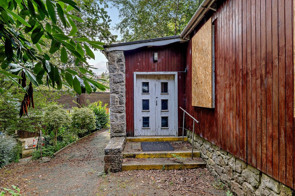 Property photo 2 of 12 Entrance