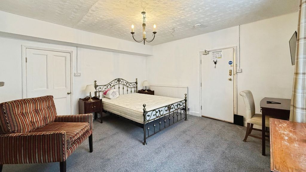 Property photo 2 of 7 Private Bedroom