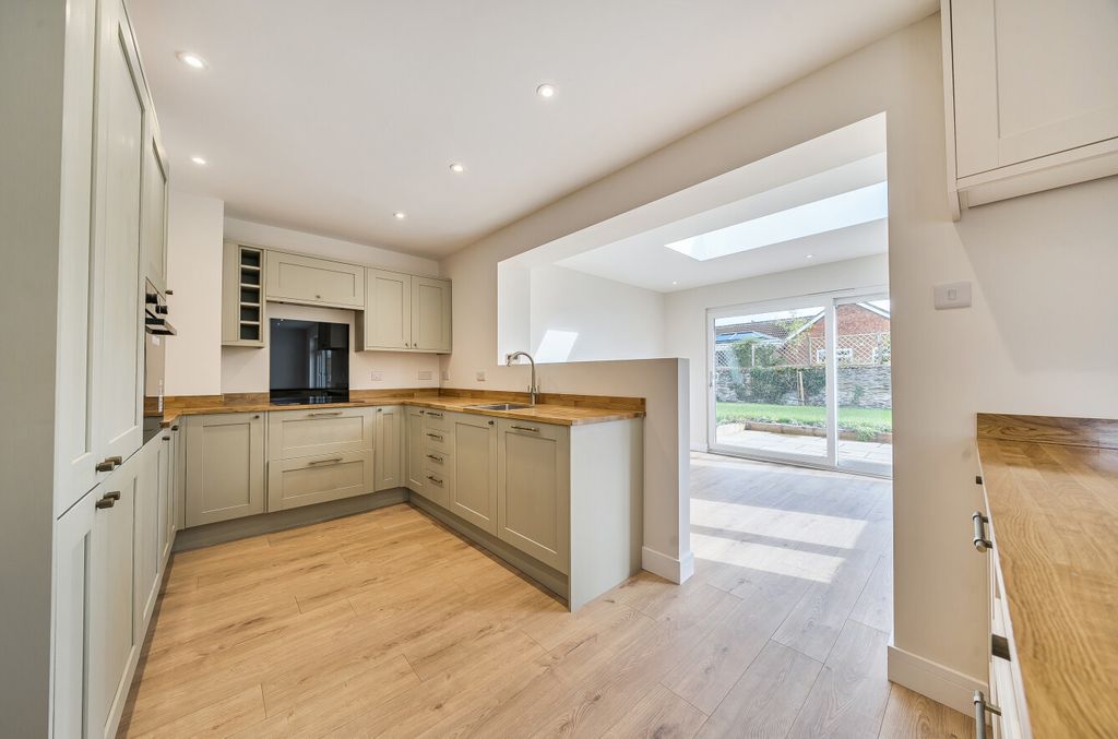 Property photo 2 of 24 1347954-9-68Bf0E2...