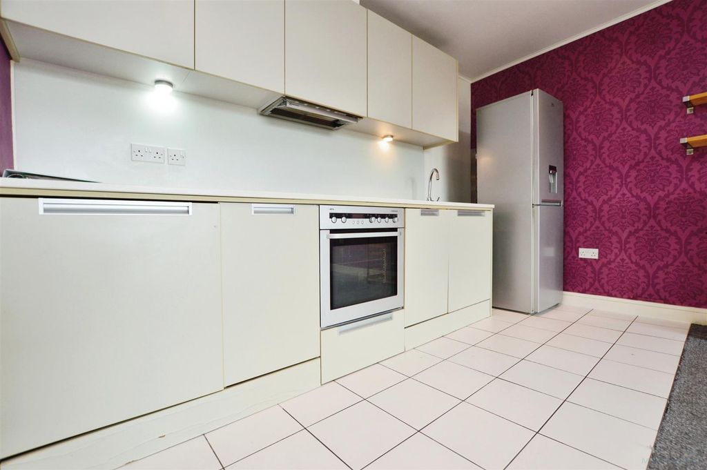 Property photo 3 of 12 Kitchen