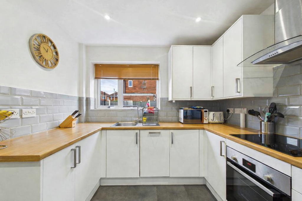 Property photo 2 of 12 Kitchen