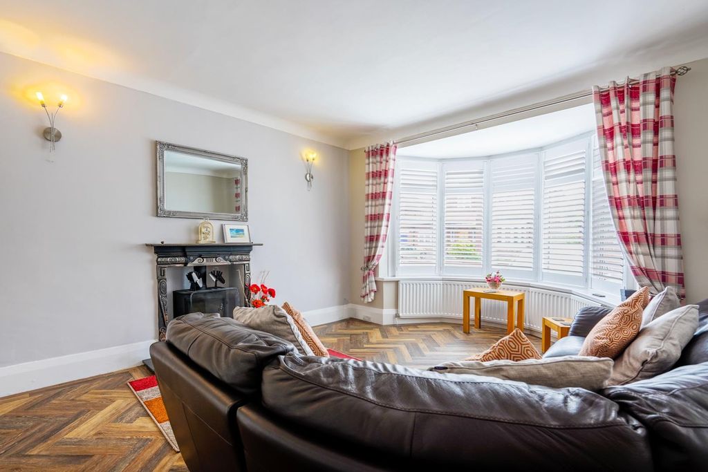 7 bed detached house for saleParkside, Tynemouth NE30 photo 3