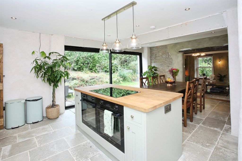 Property photo 2 of 33