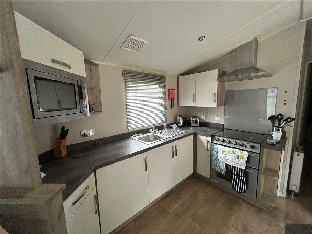 Property photo 2 of 7 Kitchen
