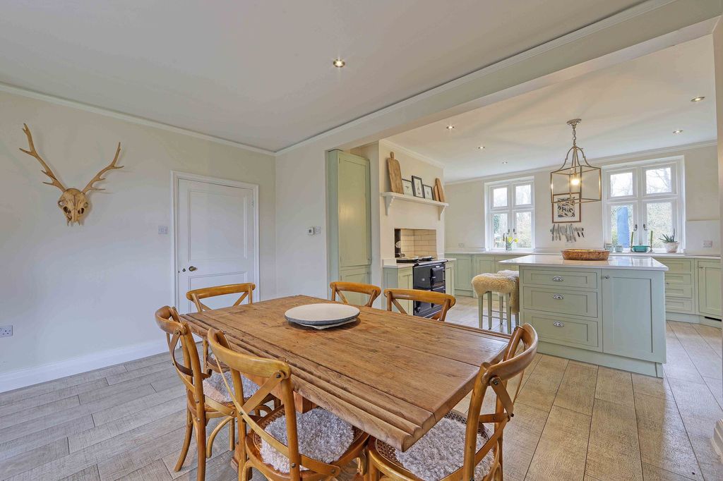 Property photo 3 of 28