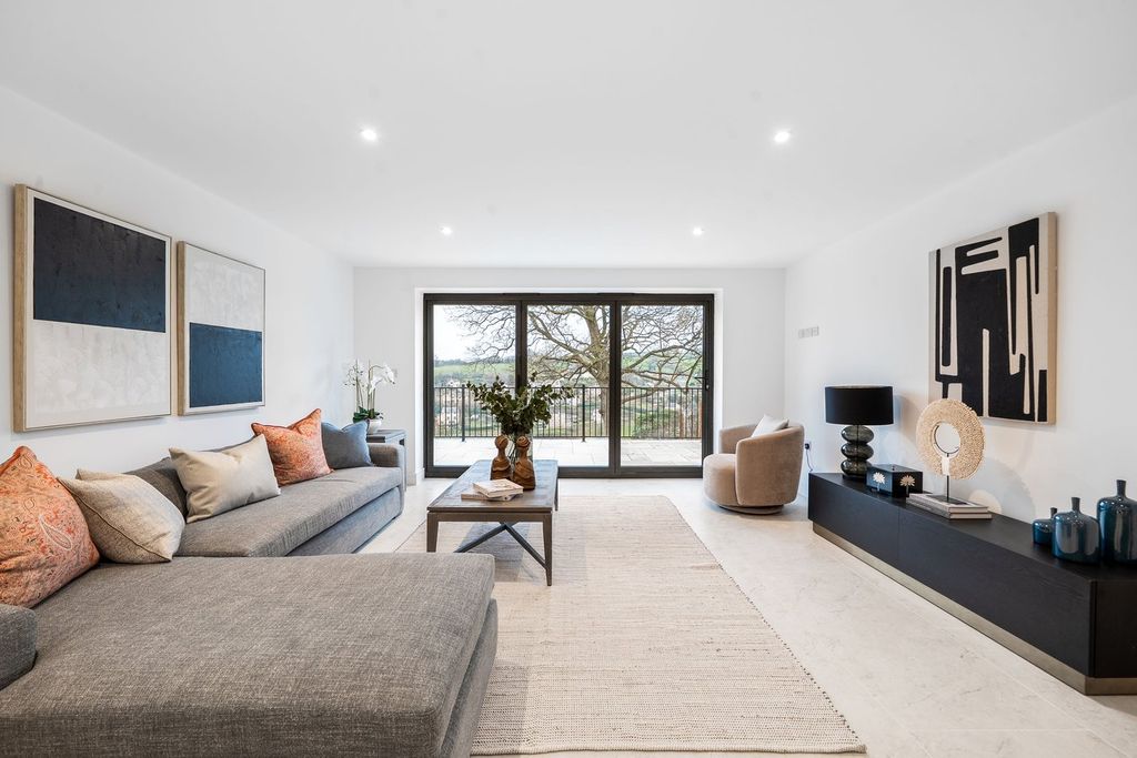 Property photo 2 of 27