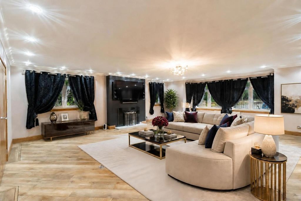 Property photo 2 of 41 Lounge Ai Staged