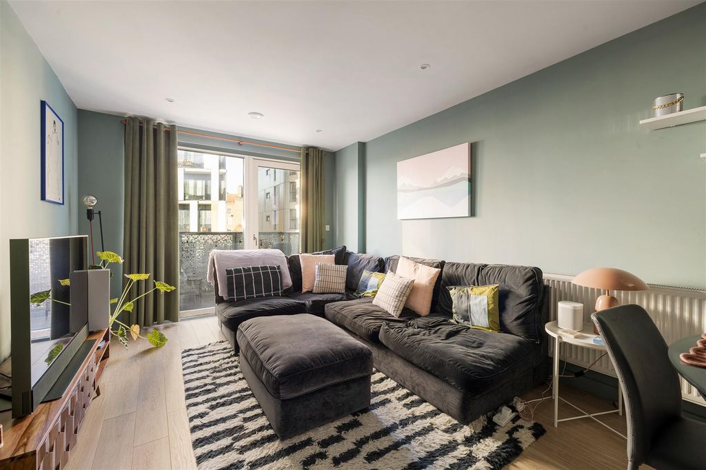 Property photo 1 of 18 Dalston Lane, E8
