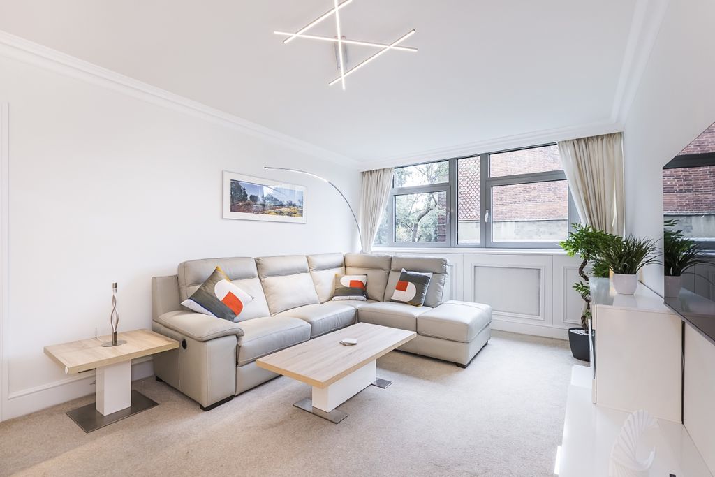 Property photo 1 of 11 5-Hollytree-Close...