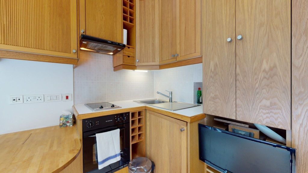 Property photo 2 of 6 Kitchen