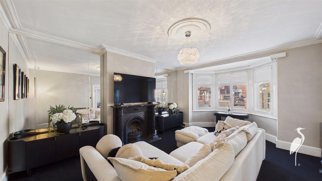 Property photo 3 of 41 Lounge