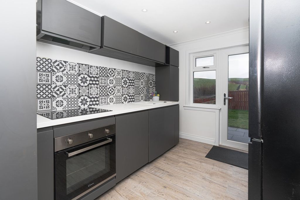 Property photo 2 of 27