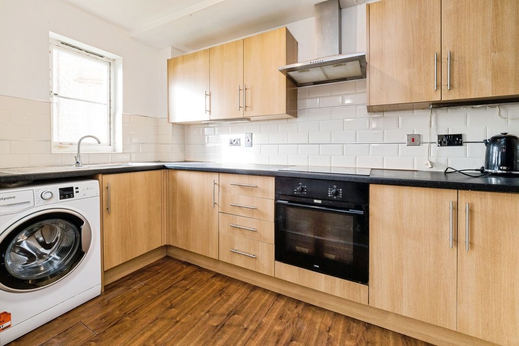 Property photo 3 of 17 Kitchen
