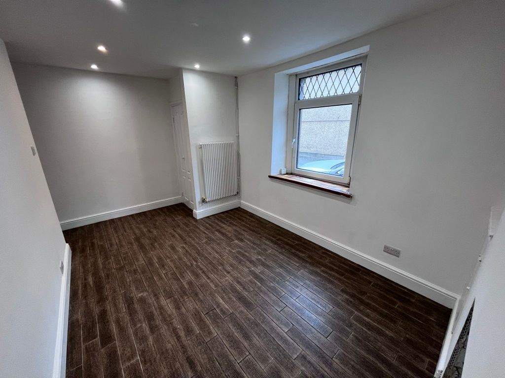 Property photo 3 of 7 Living Room