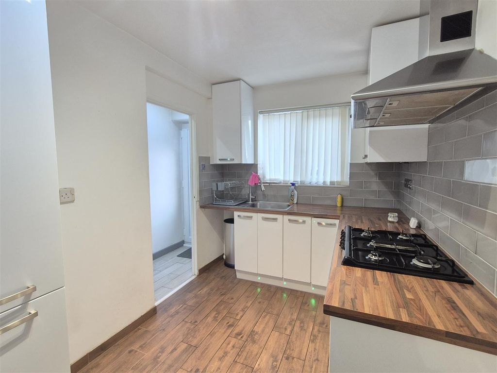 Property photo 3 of 17 Kitchen