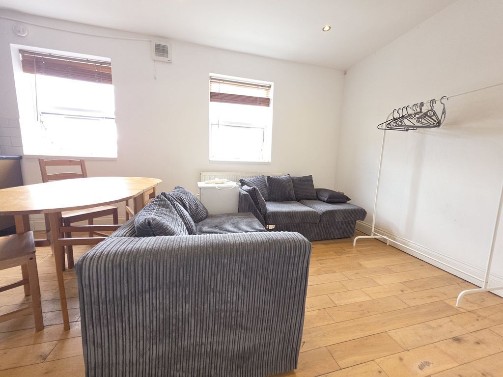 Property photo 3 of 6 Lounge