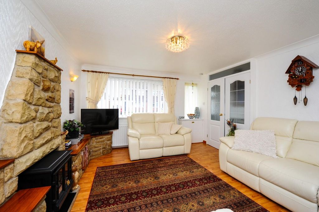 Property photo 2 of 16 Living Room