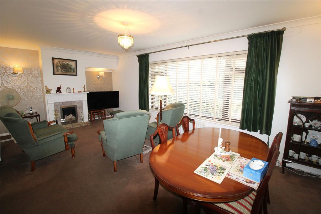 Property photo 2 of 10 Lounge