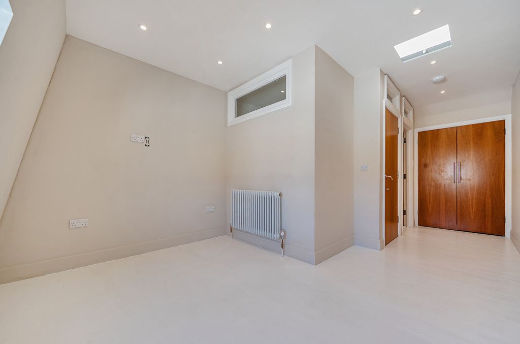 Property photo 3 of 9 Bedroom