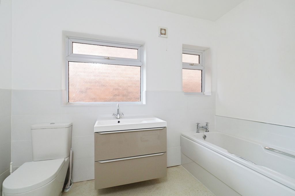 Property photo 2 of 14 Bathroom