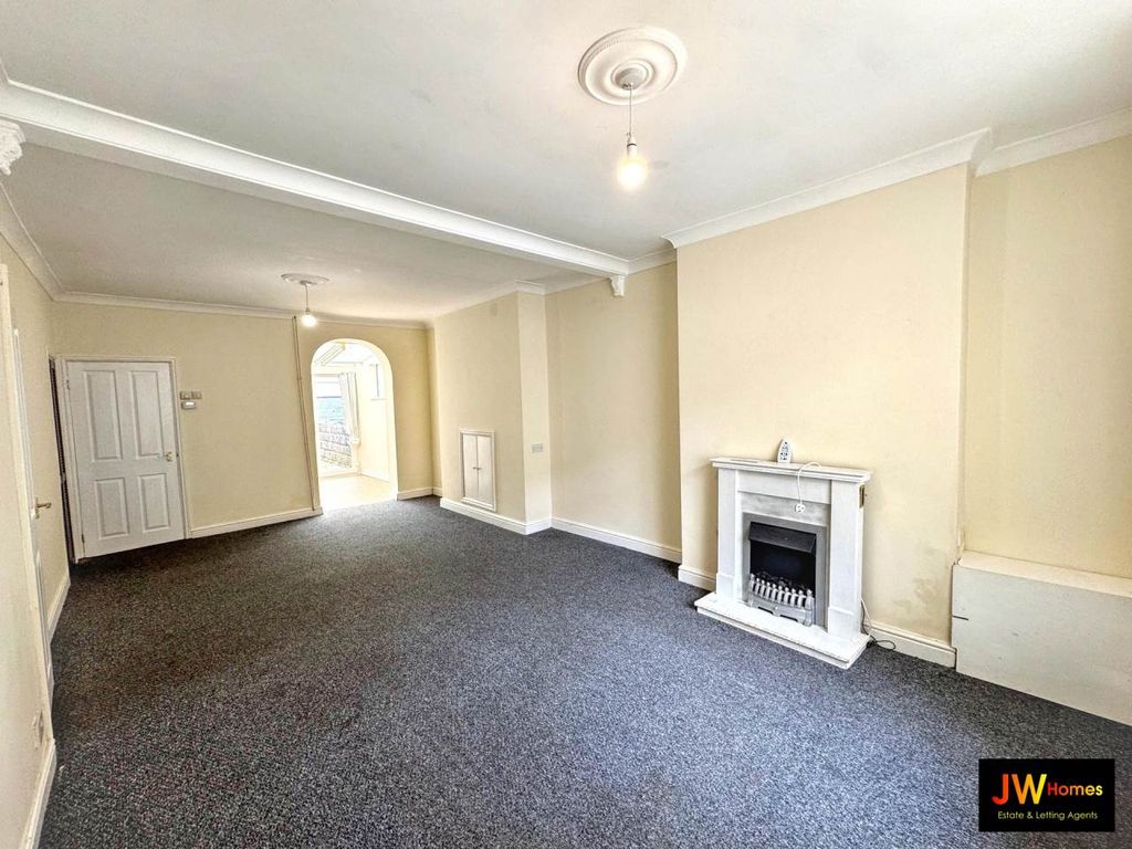 Property photo 3 of 20 Living Room 1 (9)