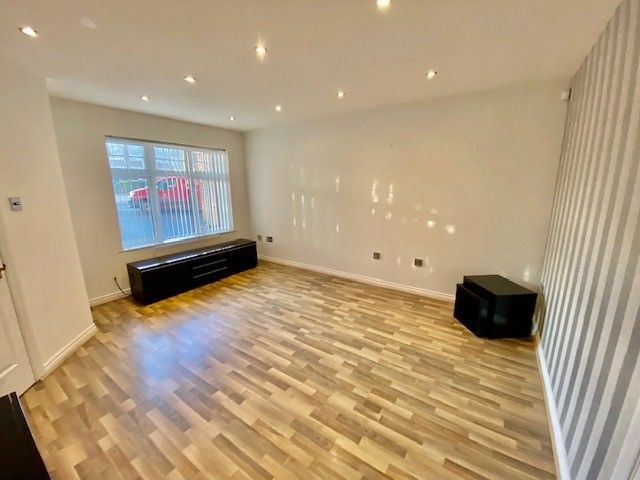 Property photo 3 of 19 Lounge