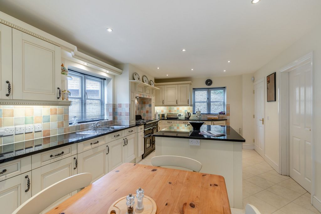 Property photo 3 of 48