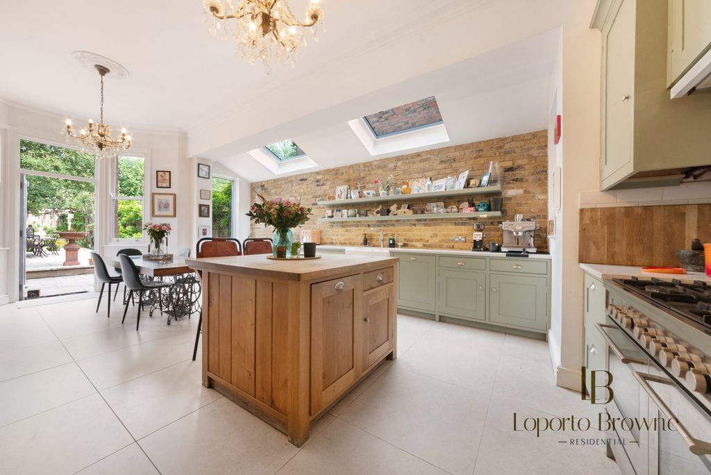 Property photo 1 of 33