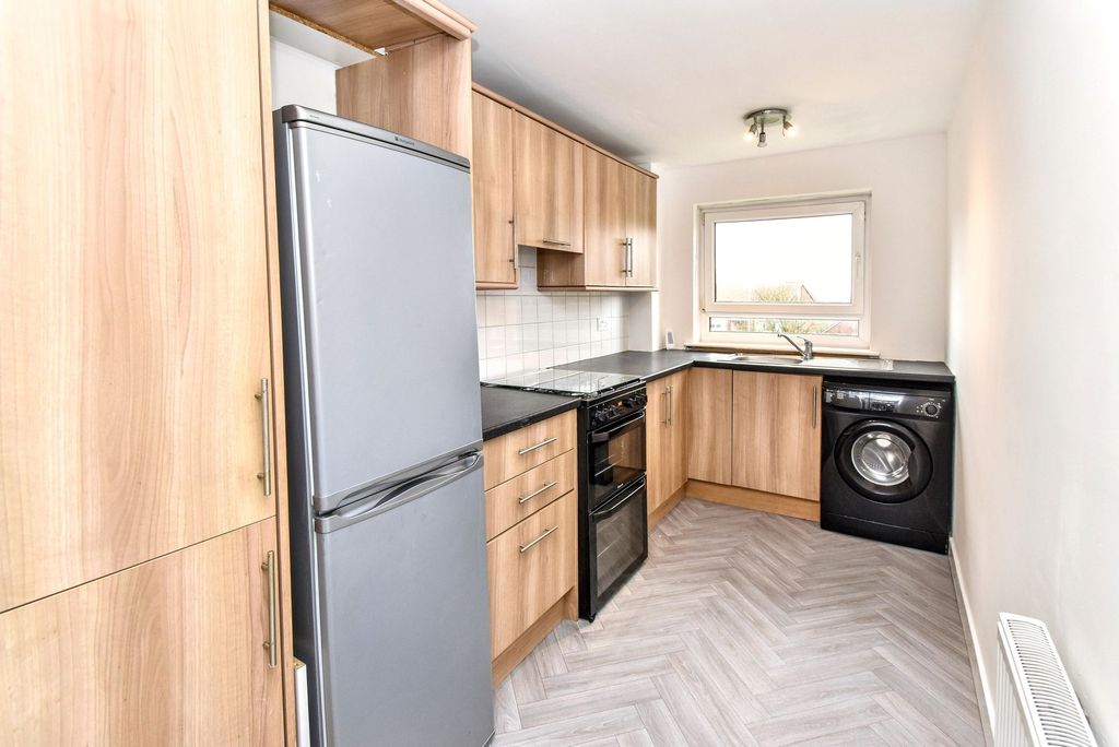 Property photo 3 of 11 Kitchen