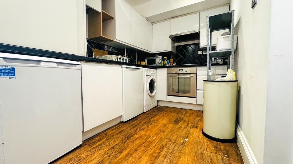 Property photo 3 of 8 Kitchen
