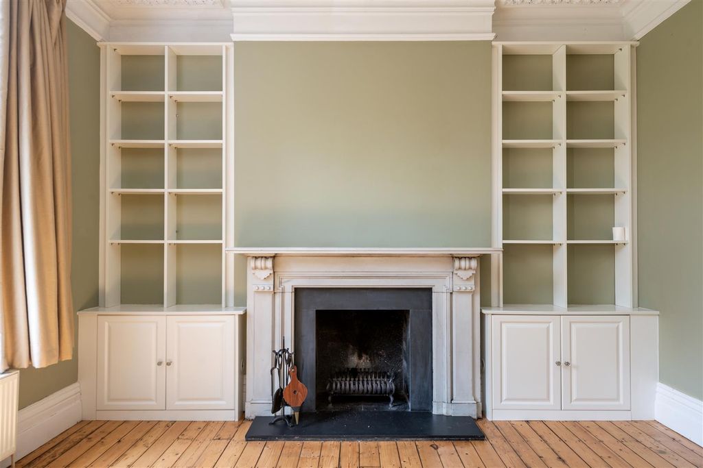 Property photo 3 of 24 Flat 1 3 Yorke Road Internals-2.Jpg