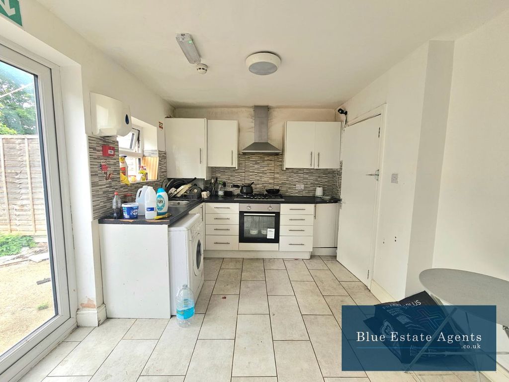 Property photo 3 of 11 Communal Kitchen